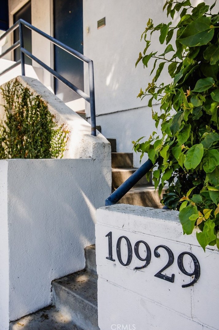 10929 Missouri Ave, Los Angeles CA  90025-5525 exterior