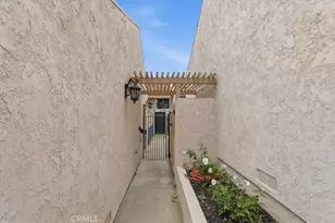 2272 El Capitan Dr, Riverside, CA 92506 - Photo 2