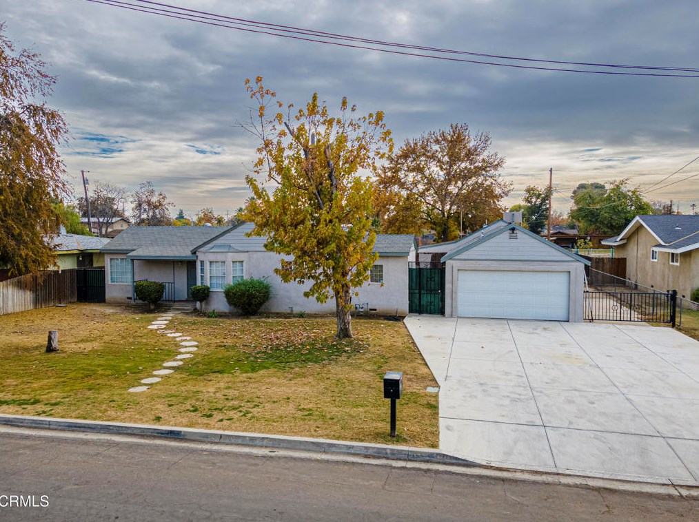 9809 Greenacres Dr, Bakersfield, CA 93312