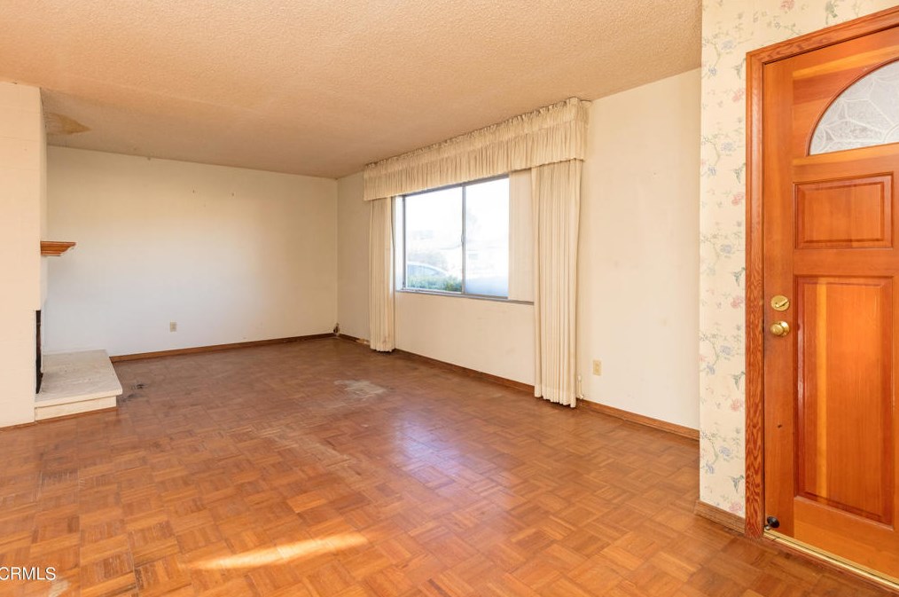 450 Dena Dr, Thousand Oaks, CA 91320-2903