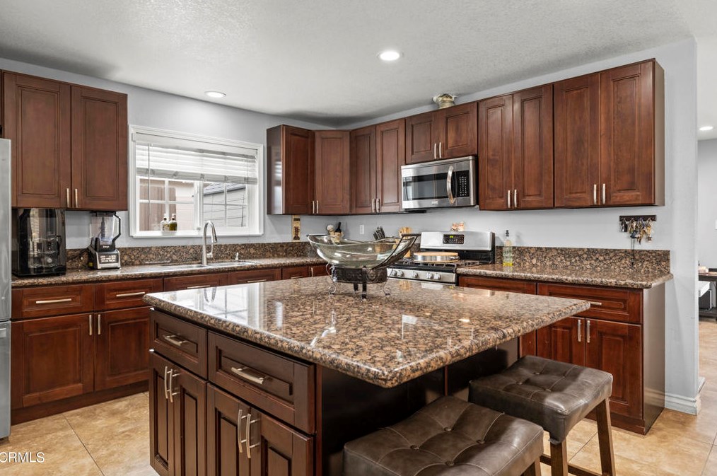 1010 Olive St, Oxnard CA 93033-5024 exterior