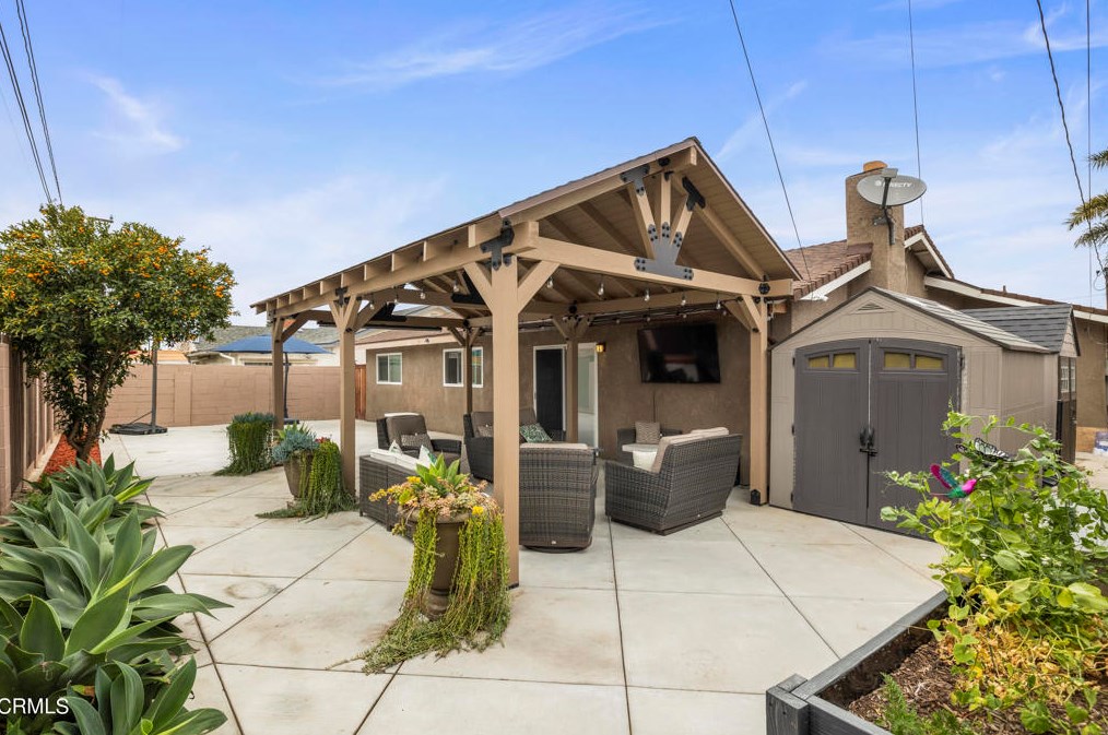 1010 Olive St, Oxnard CA 93033-5024 exterior