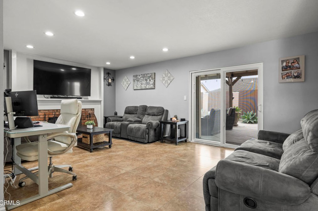 1010 Olive St, Oxnard CA 93033-5024 exterior