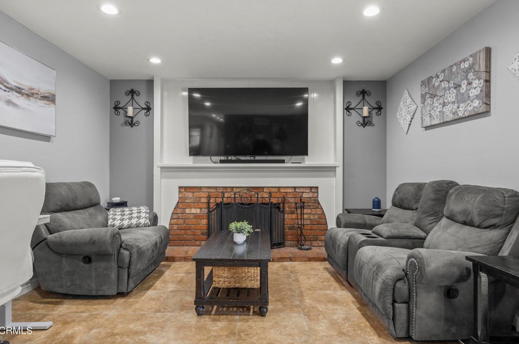 1010 Olive St, Oxnard CA 93033-5024 exterior