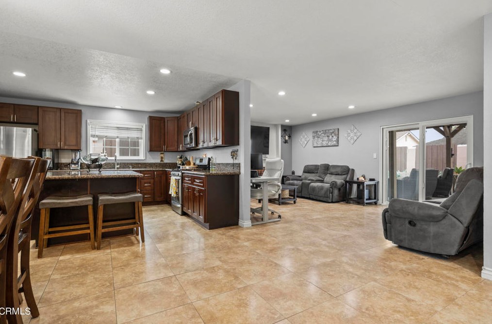 1010 Olive St, Oxnard CA 93033-5024 exterior