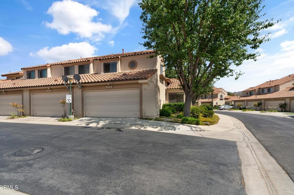 390 Country Club Dr, Simi Valley CA  93065-7659 exterior