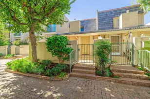 22239 1/4 Erwin St, Woodland Hills, CA 91367 - Photo 2