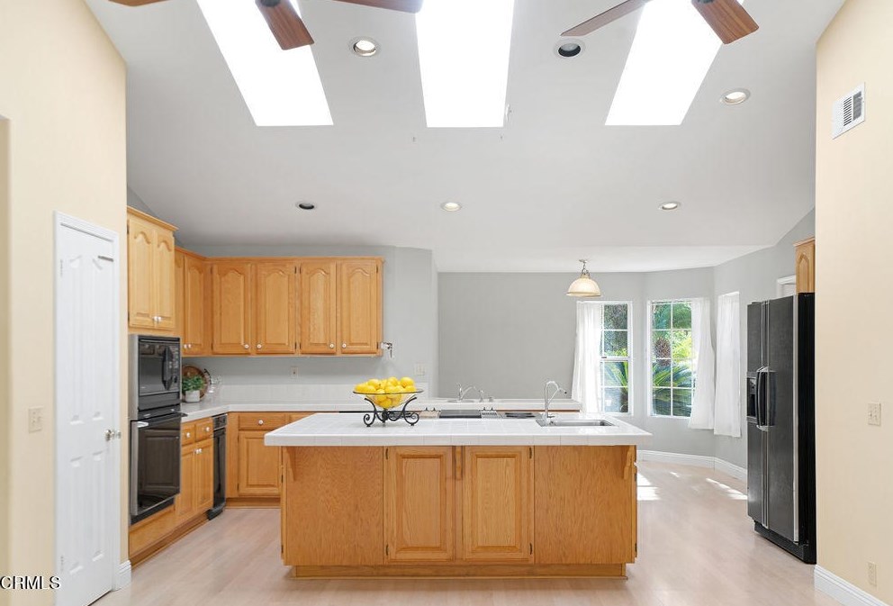 12425 Saddleridge Ct, Camarillo, CA 93012-9341