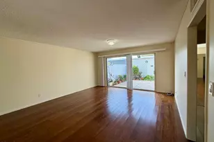 137 E Garden Green, Port Hueneme, CA 93041 - Photo 2