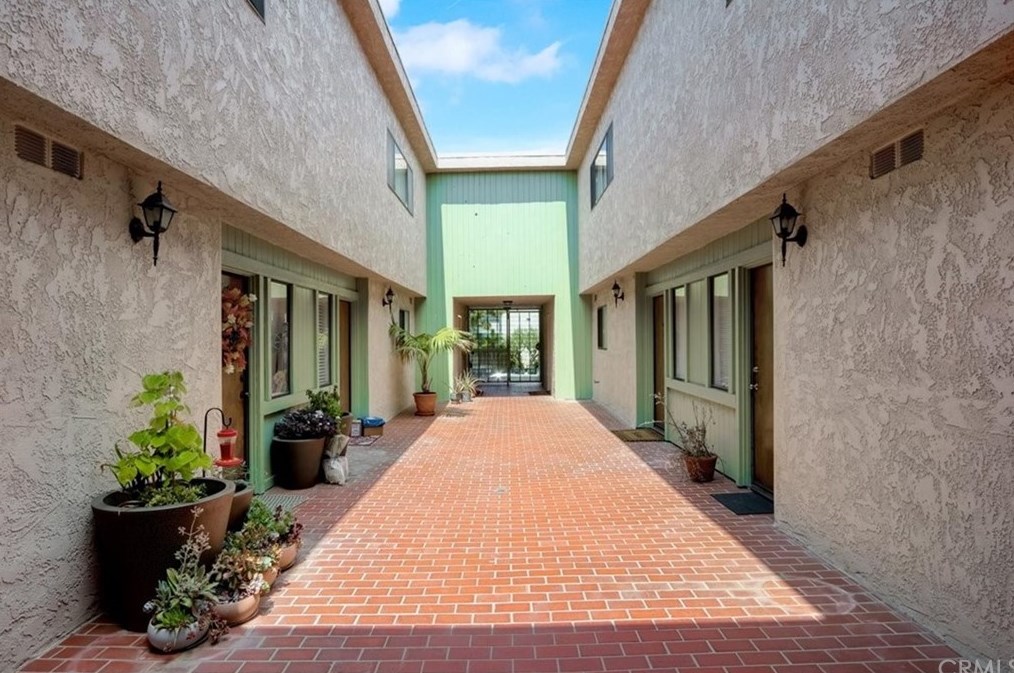 3701 Glendon Ave, Los Angeles CA  90034-6251 exterior