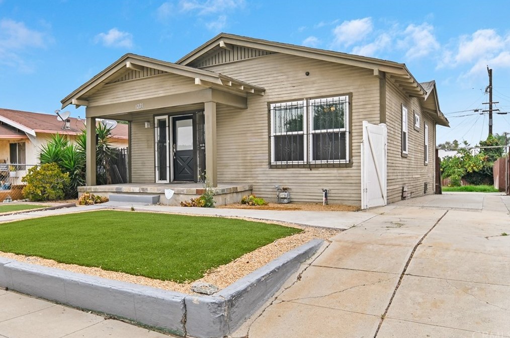 1221 74th St, Los Angeles, CA 90001-2407