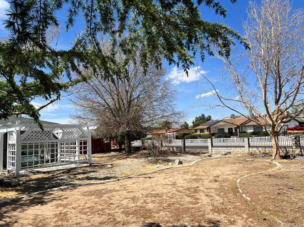 13850 Delaware Rd, Apple Valley, CA 92307-7203
