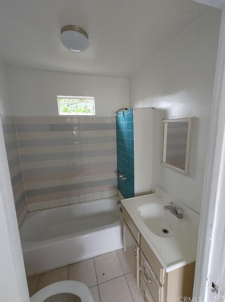 1204 69th St, Los Angeles CA  90001-1634 exterior