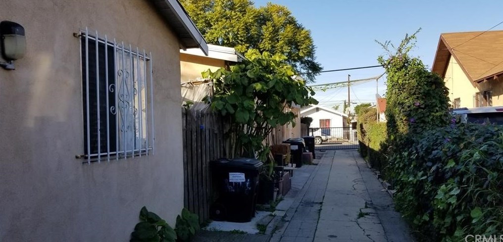 1204 69th St, Los Angeles, CA 90001-1634