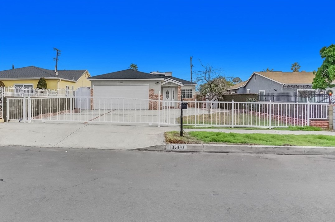 13700 Mercer St, Los Angeles, CA 91331-3643