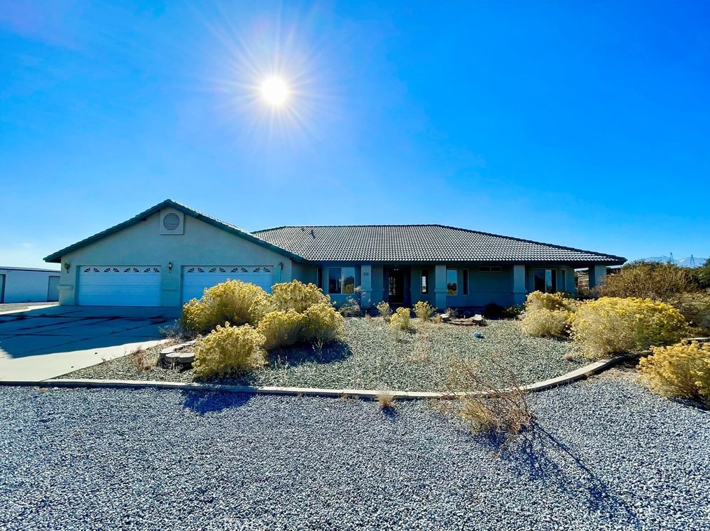 9125 Woodcliff Rd, Phelan, CA 92371