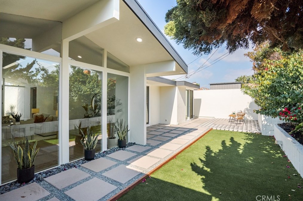 6646 Bedford Ave, Los Angeles CA  90056-2104 exterior
