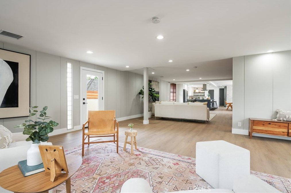 6646 Bedford Ave, Los Angeles CA  90056-2104 exterior