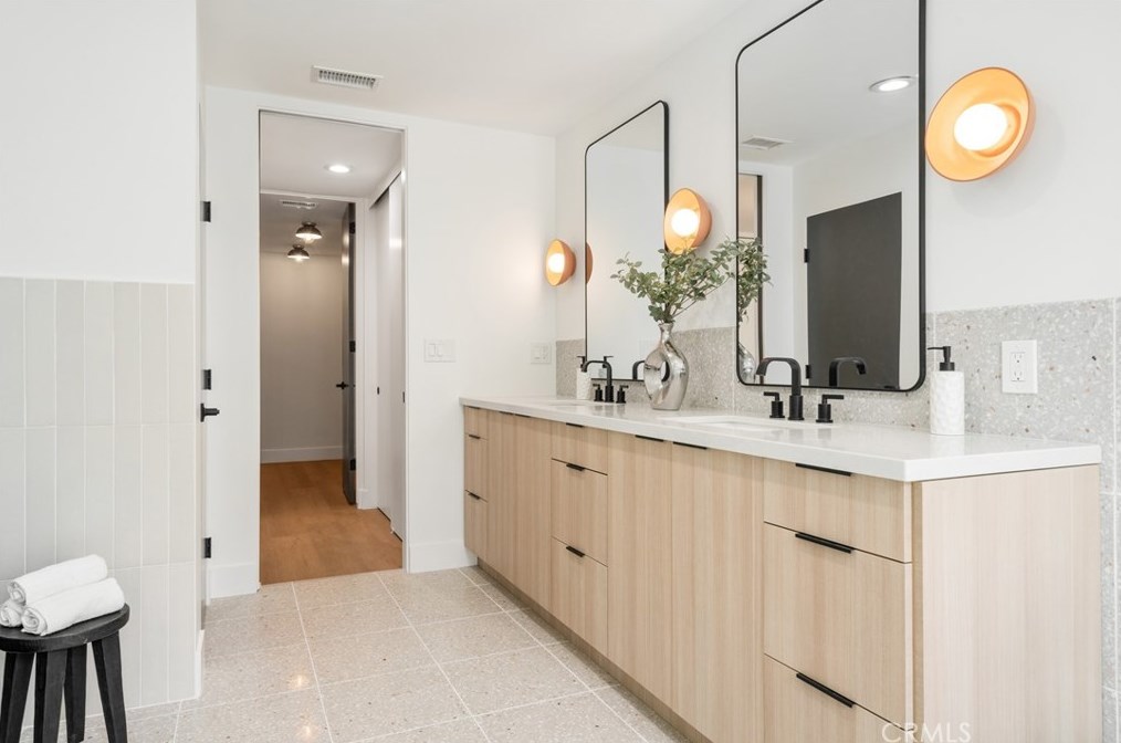 6646 Bedford Ave, Los Angeles CA  90056-2104 exterior