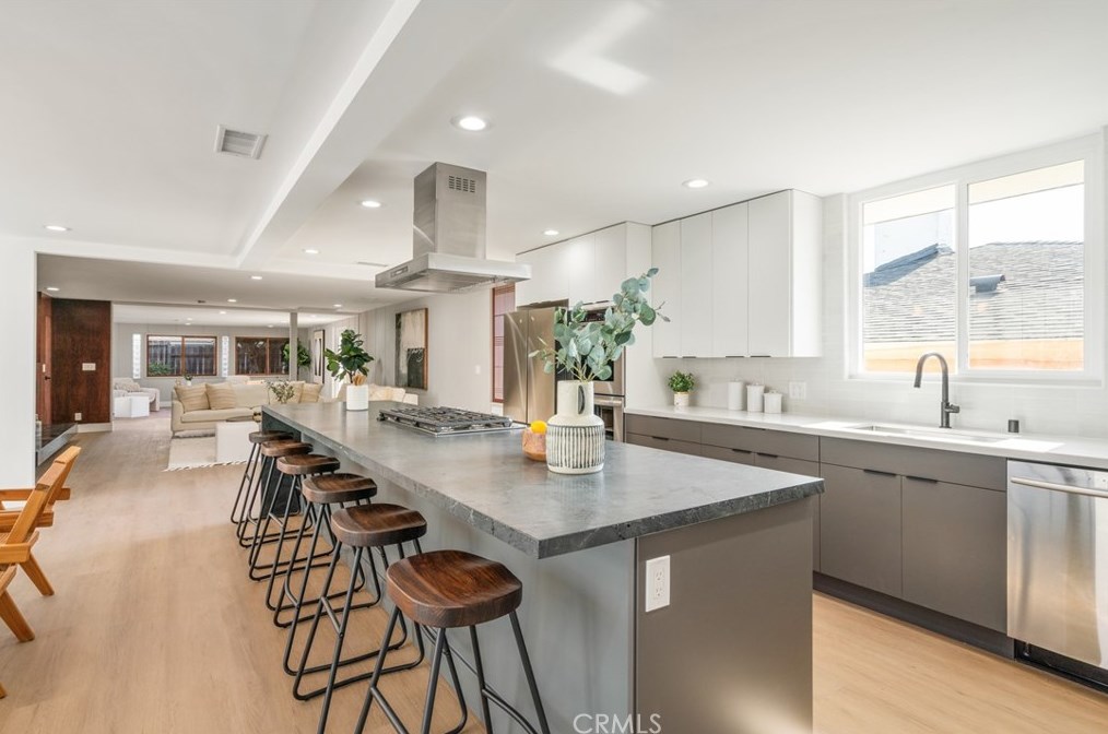6646 Bedford Ave, Los Angeles CA  90056-2104 exterior