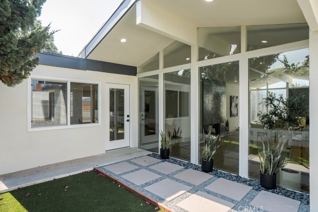 6646 Bedford Ave, Los Angeles CA  90056-2104 exterior