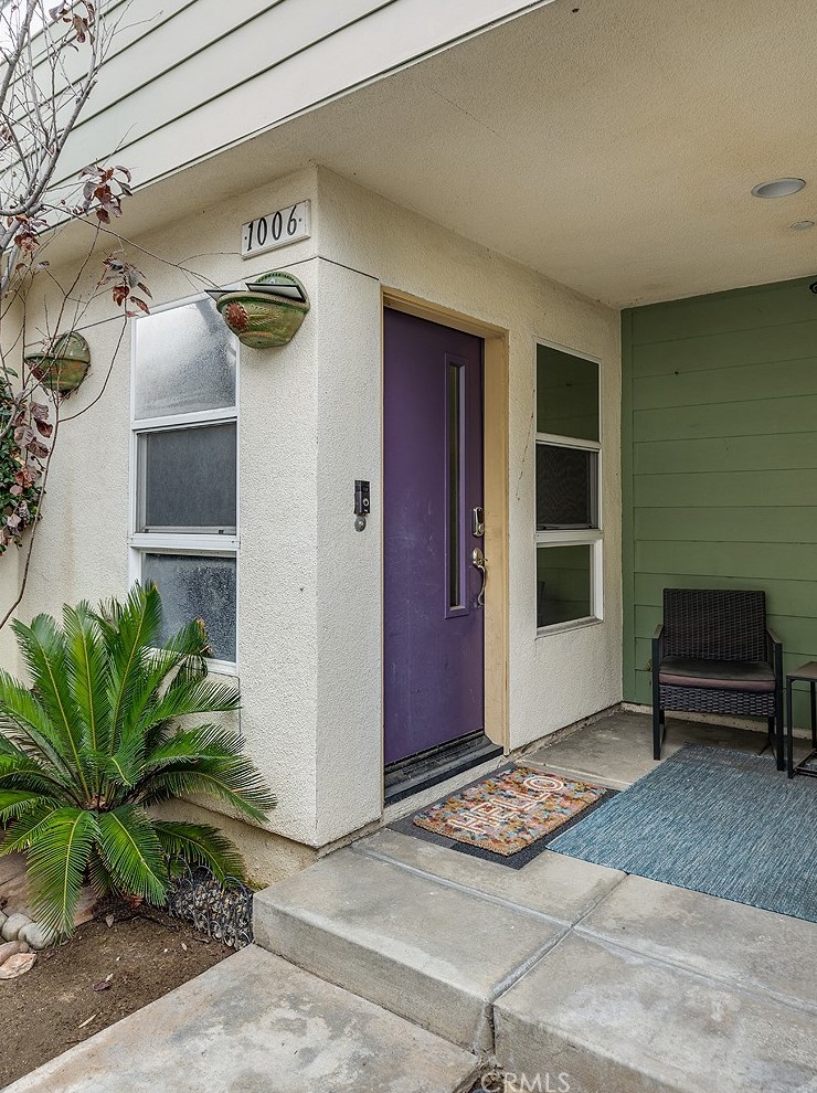 1006 Leighton Ave, Los Angeles, CA 90037-1612