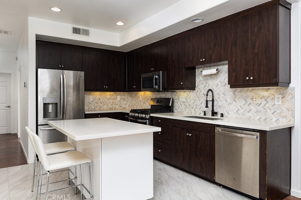 1006 Leighton Ave, Los Angeles CA  90037-1612 exterior
