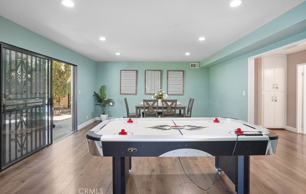 14841 Community St, Van Nuys CA  91402-3555 exterior