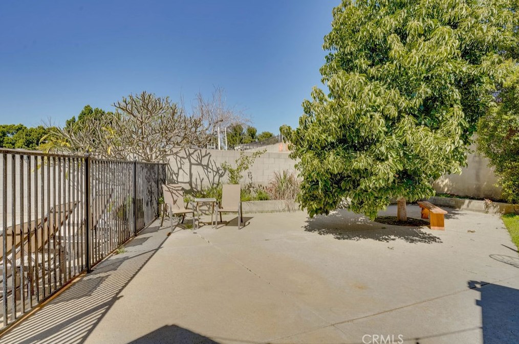 14841 Community St, Van Nuys CA  91402-3555 exterior
