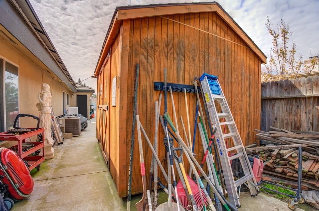 9110 Oak Hills Ave, Bakersfield CA  93312-5021 exterior