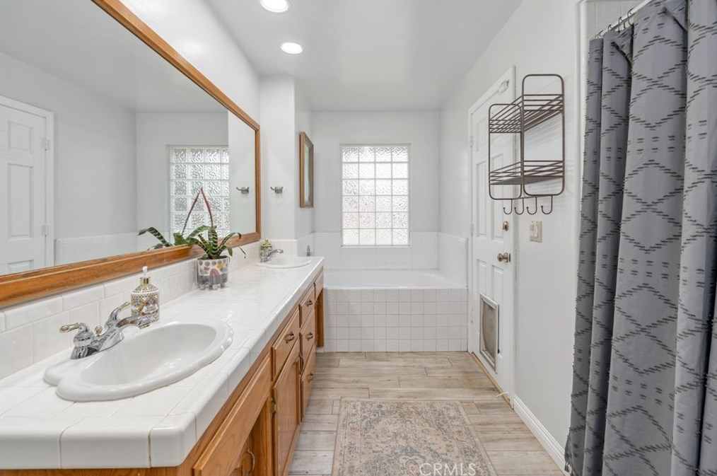 9110 Oak Hills Ave, Bakersfield CA  93312-5021 exterior