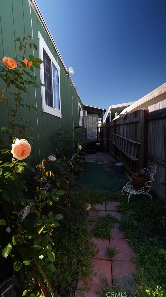 6475 Atlantic Ave, Long Beach, CA 90805-7366
