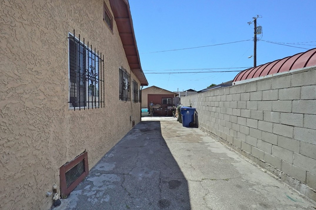842 89 St, Los Angeles CA  90003-3706 exterior