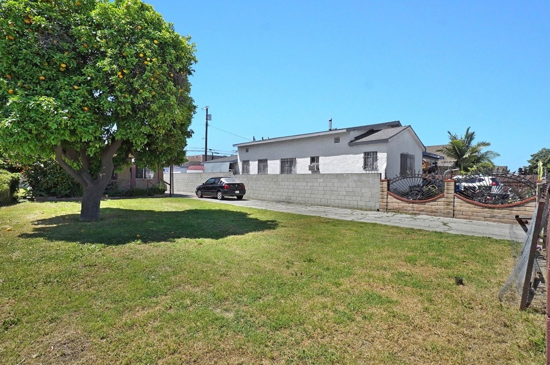 842 89th St, Los Angeles CA  90002-1606 exterior