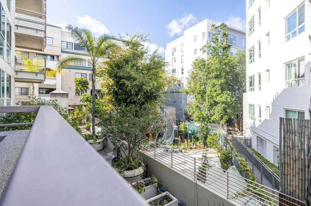 267 San Pedro St, Los Angeles CA  90012-3874 exterior