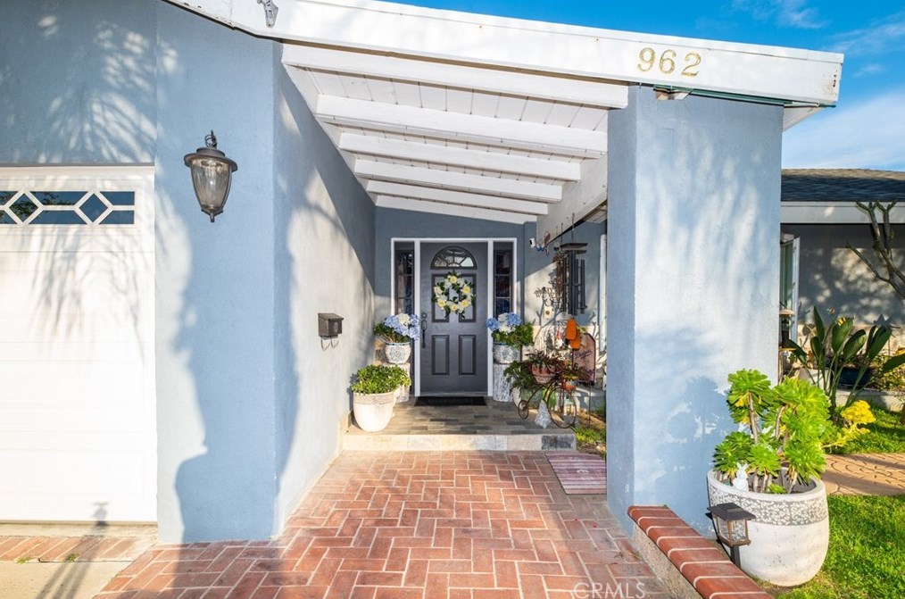 962 Del Sol Ln, Pomona, CA 91765-1107