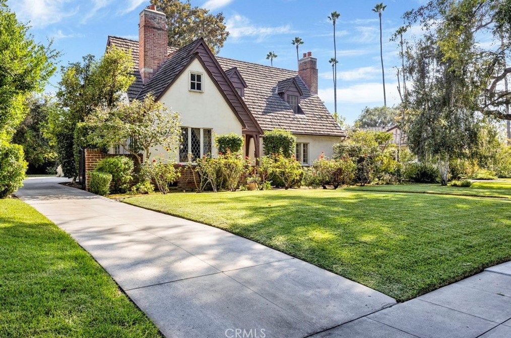 2114 Roanoke Rd, Pasadena, CA 91108-2631