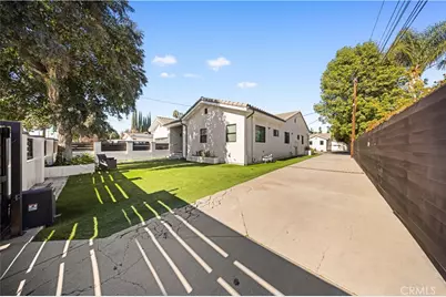 22913 Burbank, Woodland Hills, CA 91367 - Photo 18