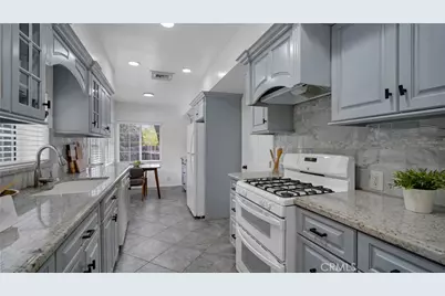 10207 Camarillo Street, Toluca Lake, CA 91602 - Photo 16