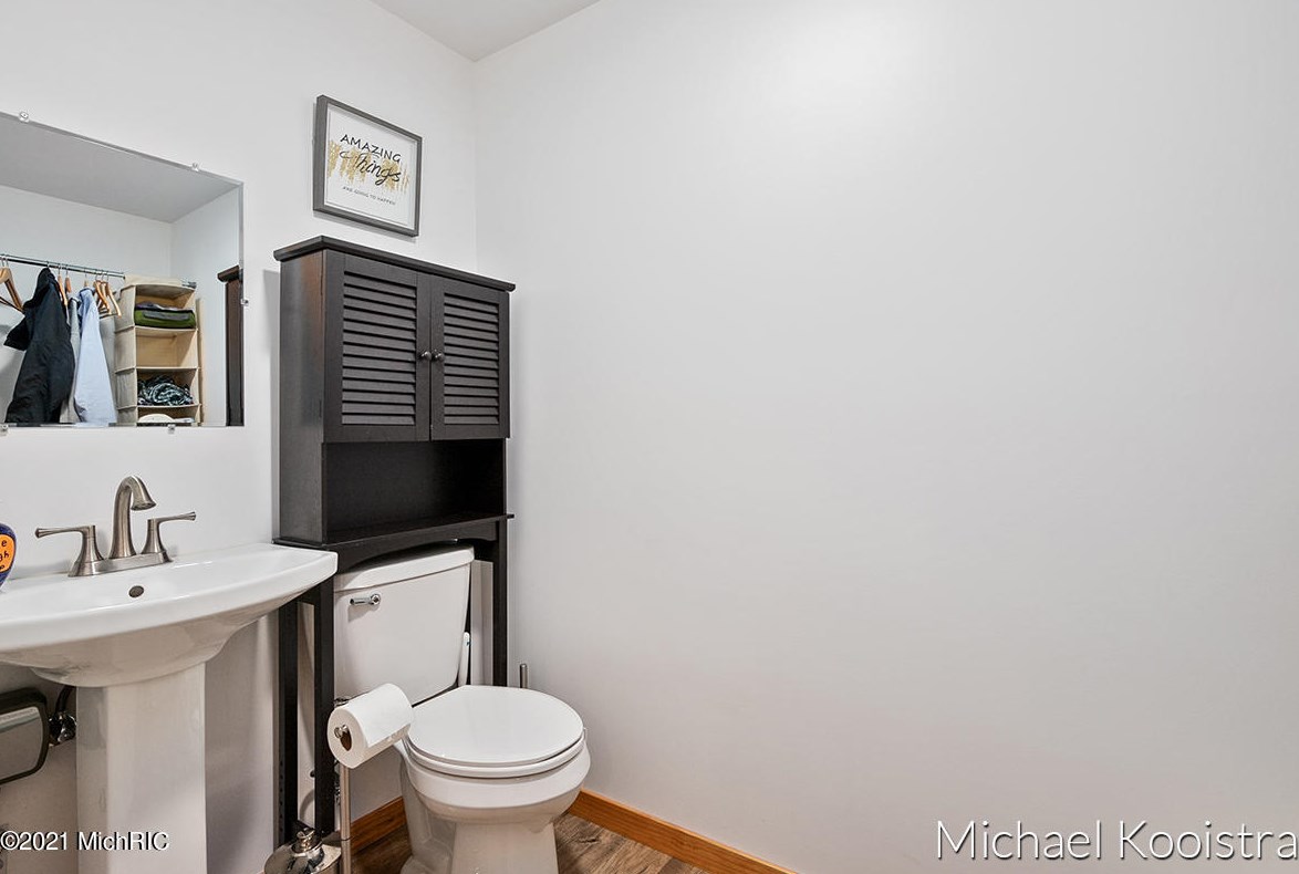 10100 Deer Creek Dr, Ada MI 49301-9150 exterior