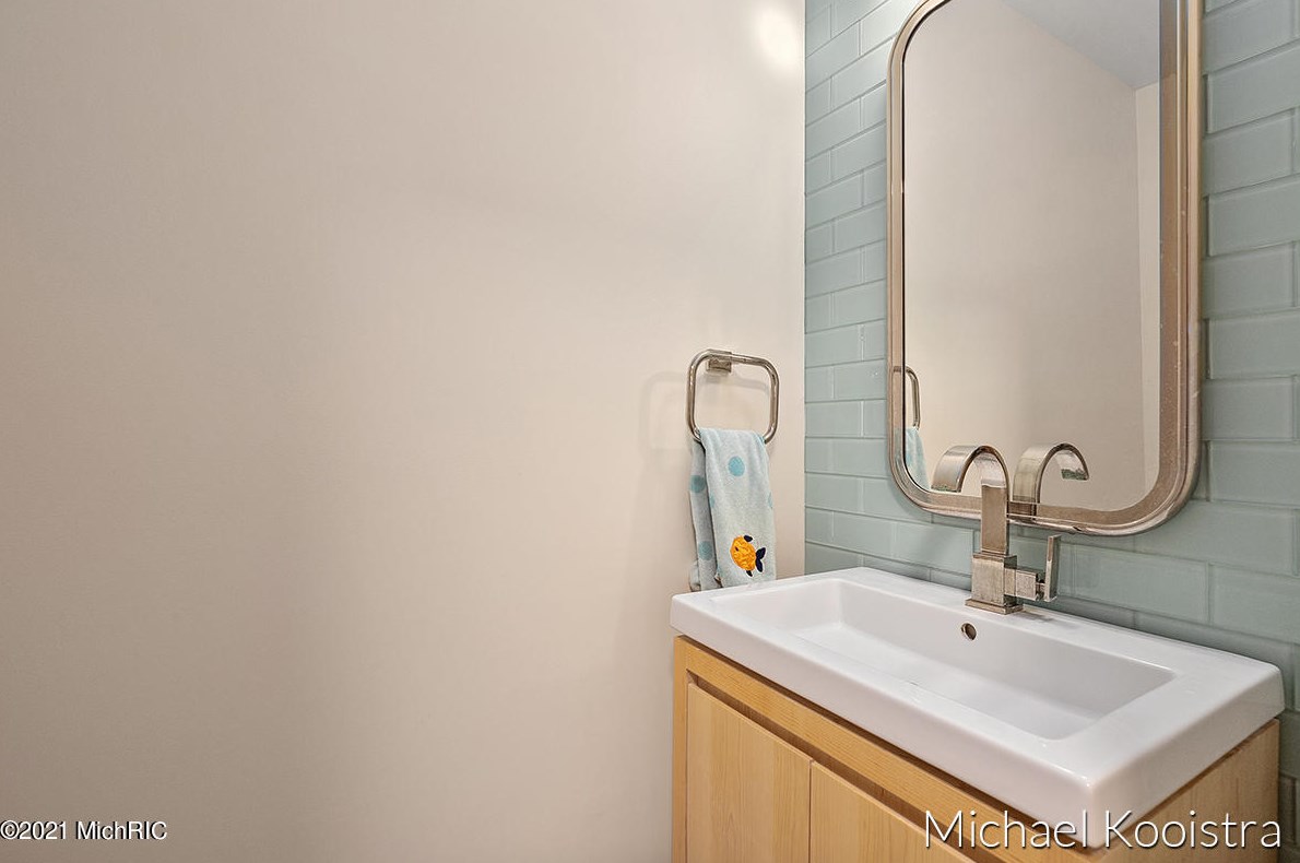 10100 Deer Creek Dr, Ada MI 49301-9150 exterior