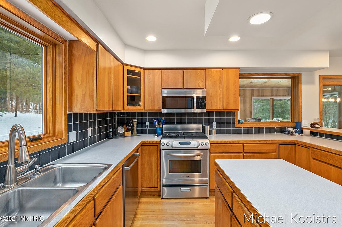 10100 Deer Creek Dr, Ada MI 49301-9150 exterior