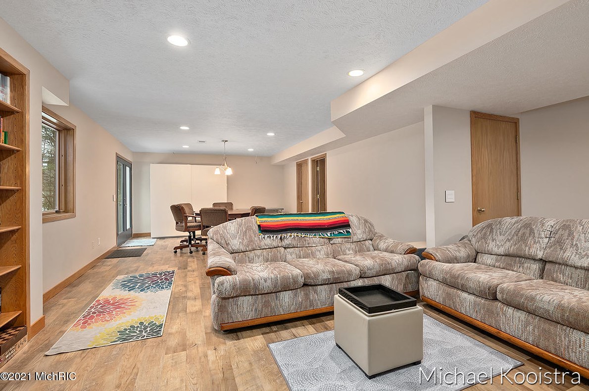 10100 Deer Creek Dr, Ada MI 49301-9150 exterior