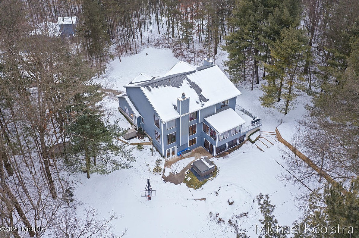 10100 Deer Creek Dr, Ada MI 49301-9150 exterior