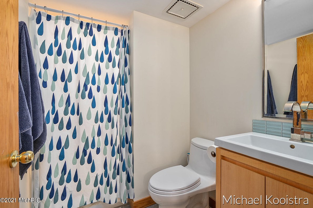 10100 Deer Creek Dr, Ada MI 49301-9150 exterior