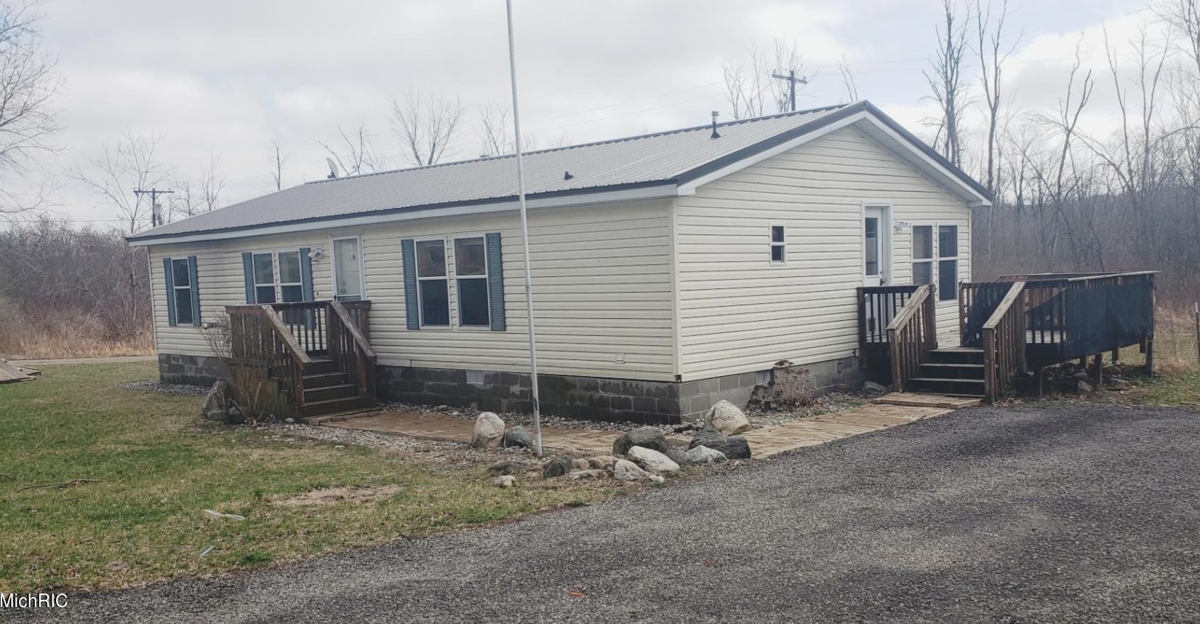 5721 Bluewater Hwy, Saranac, MI 48881-9536