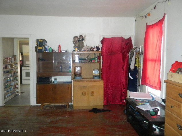 283 Grand Ave, Meskegon MI 49441-2103 exterior