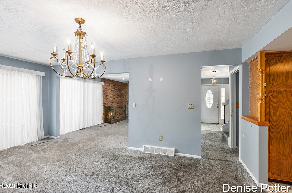 4315 Walnut Hills Dr, Grand Rapids, MI 49512-3830