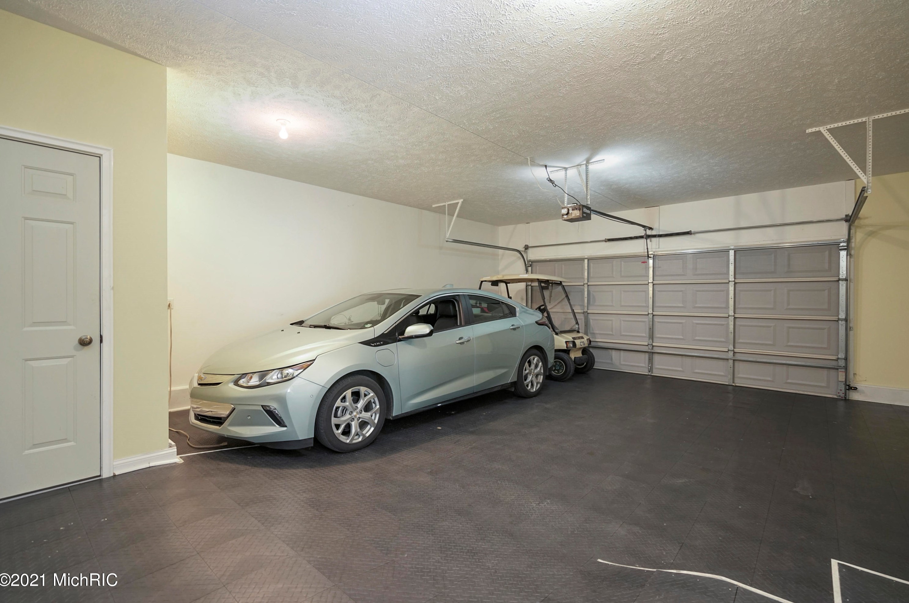 3682 Creekside Dr, Dorr MI 49323-9094 exterior