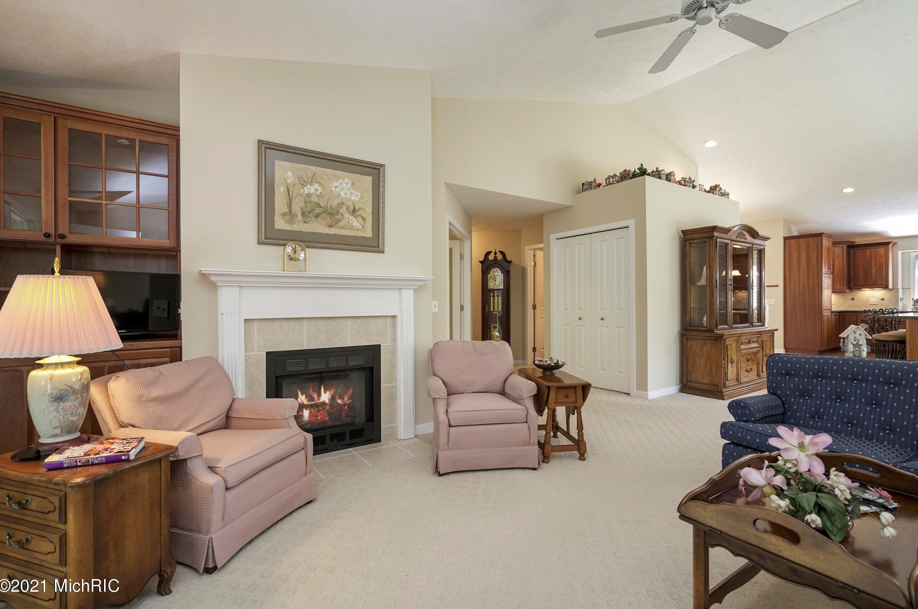 3682 Creekside Dr, Dorr MI 49323-9094 exterior